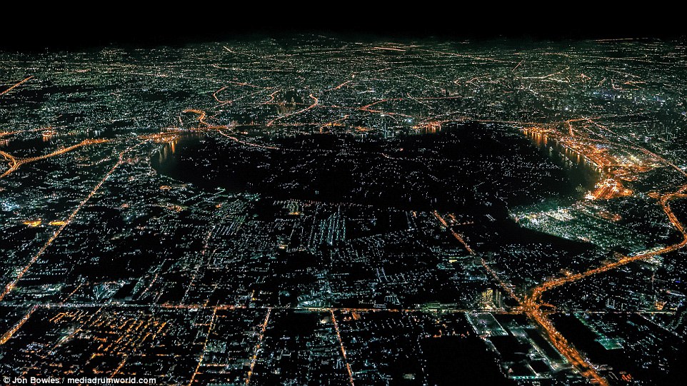 En este caso podemos ver la ciudad de Bangkok, increible la cantidad de detalles que captura desde el cielo